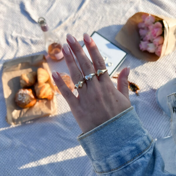 תכשיטים מושלמים ליום אהבה - תמונה של יד מלאה טבעות