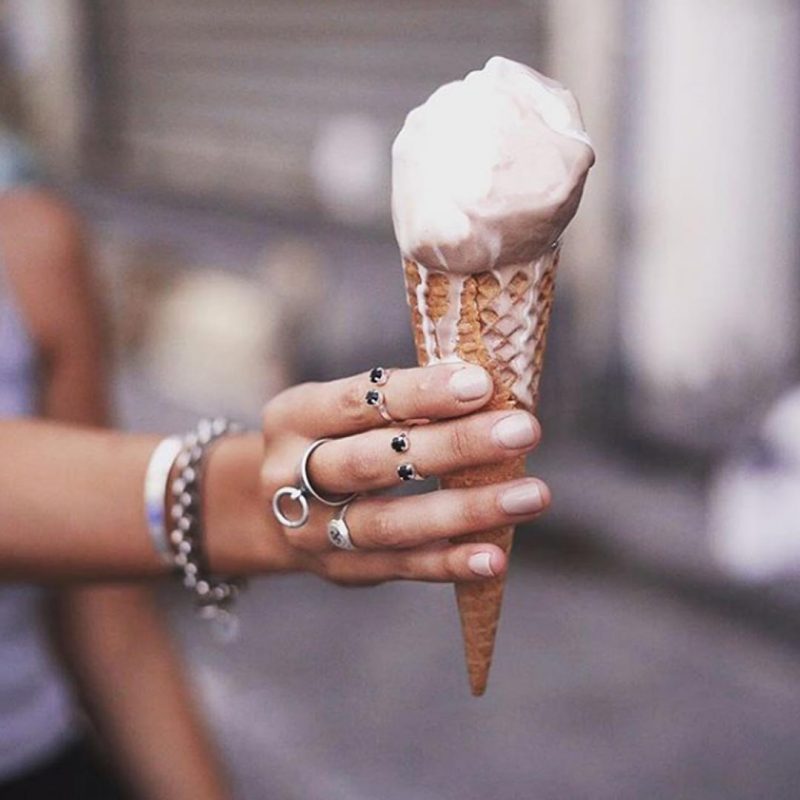 יד עם טבעות של שני יעקובי מחזיקה גביע גלידה 