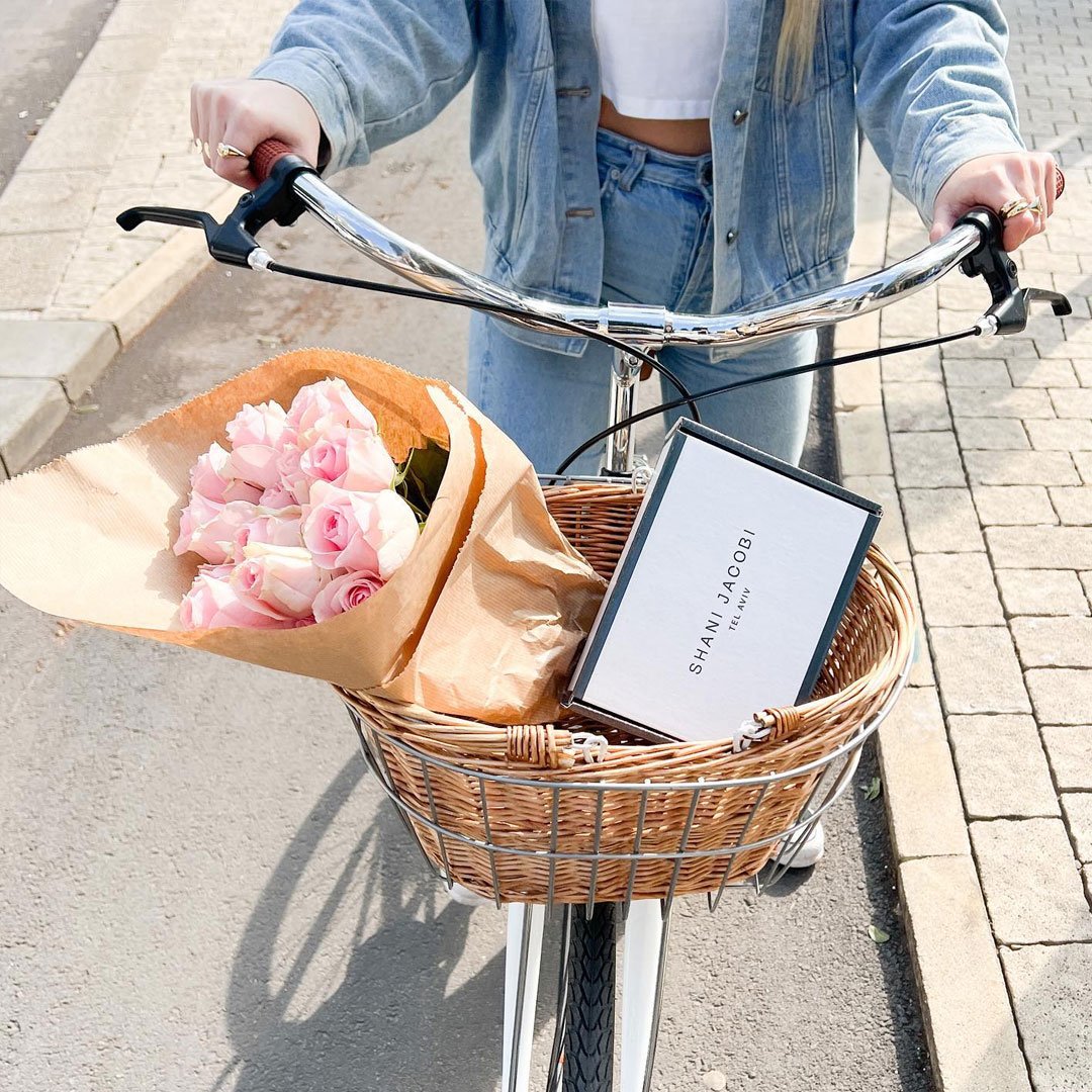 בחורה רוכבת על אופניים בתל אביב - הרשמה למועדון הלקוחות של שני יעקובי